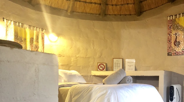 African thatched Rondavel with en-suite 